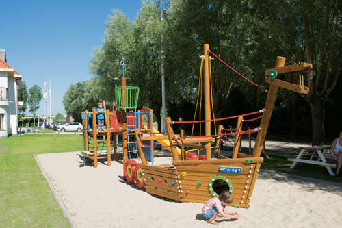 ספינת שעשועים מעץ לילדים , ייחודית וצבעונית עם אלמנטים כגון לוחות משחק