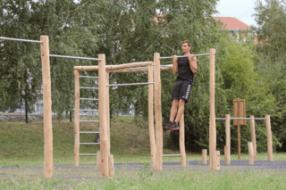 פעוטות מגלים עולם חושי במתקני משחק נמוכים של פיברן עם צבעים עזים ומרקמים מגוונים