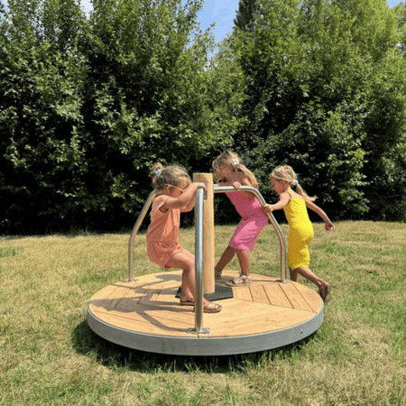 קרוסלה לילדים מעץ רוביניה | מתקן משחק לפארקים וגנים ציבוריים – פיברן